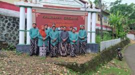 Pemkal Giricahyo Kenakan Pakaian Adat Gagrak Yogyakarta Setiap Kamis Pon-an